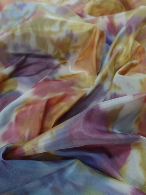 Voile polyester soyeux imprime grosse fleurs ton de terre